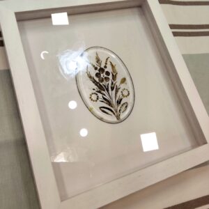 Cuadro vitrina con cristal S. XIX decorado con flores en pan de oro
