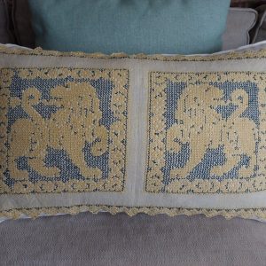Cojín con aplicación bordado antiguo