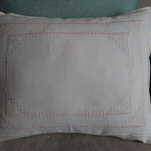 Cojín con aplicación de mantel bordado