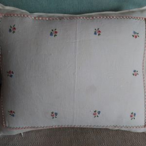 Cojín con aplicación de bordado antiguo